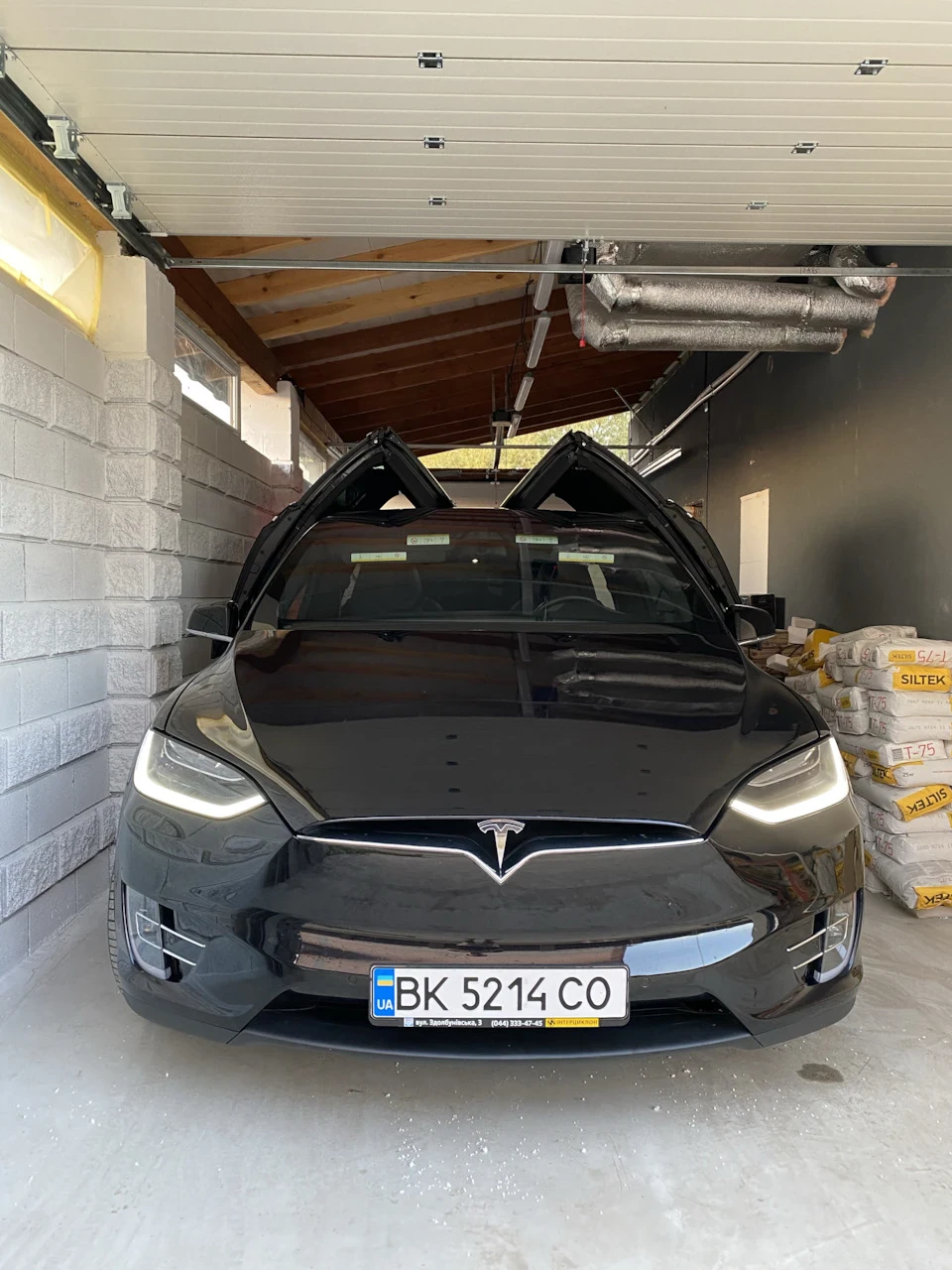 Hello, Tesla! Брати EU чи USA? Де зарядити швидко?