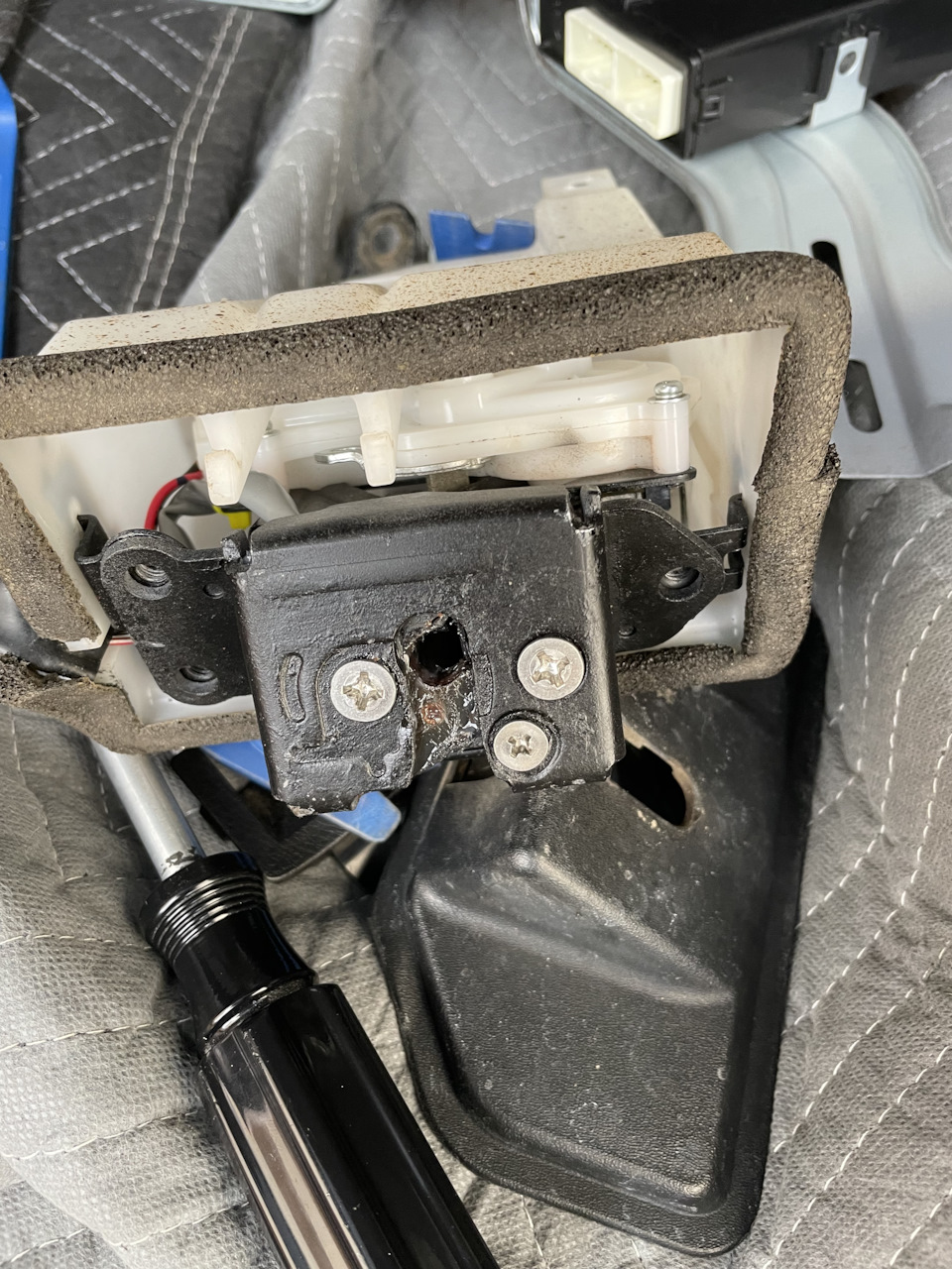 Rear gate latch story 4