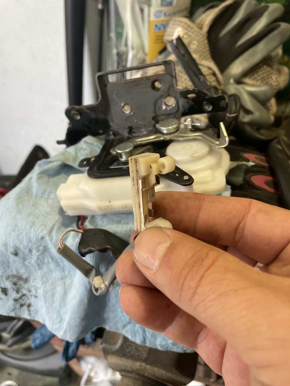 Rear gate latch story 3