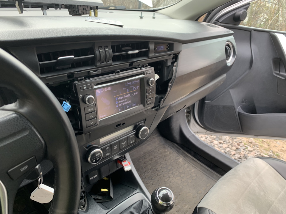 Оновлення штатного ГУ на Toyota Touch та встановлення оригінальної камери заднього виду 2