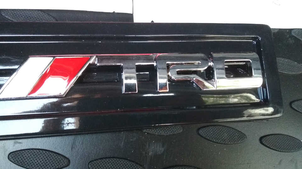 Лого VVT-I; TRD 2
