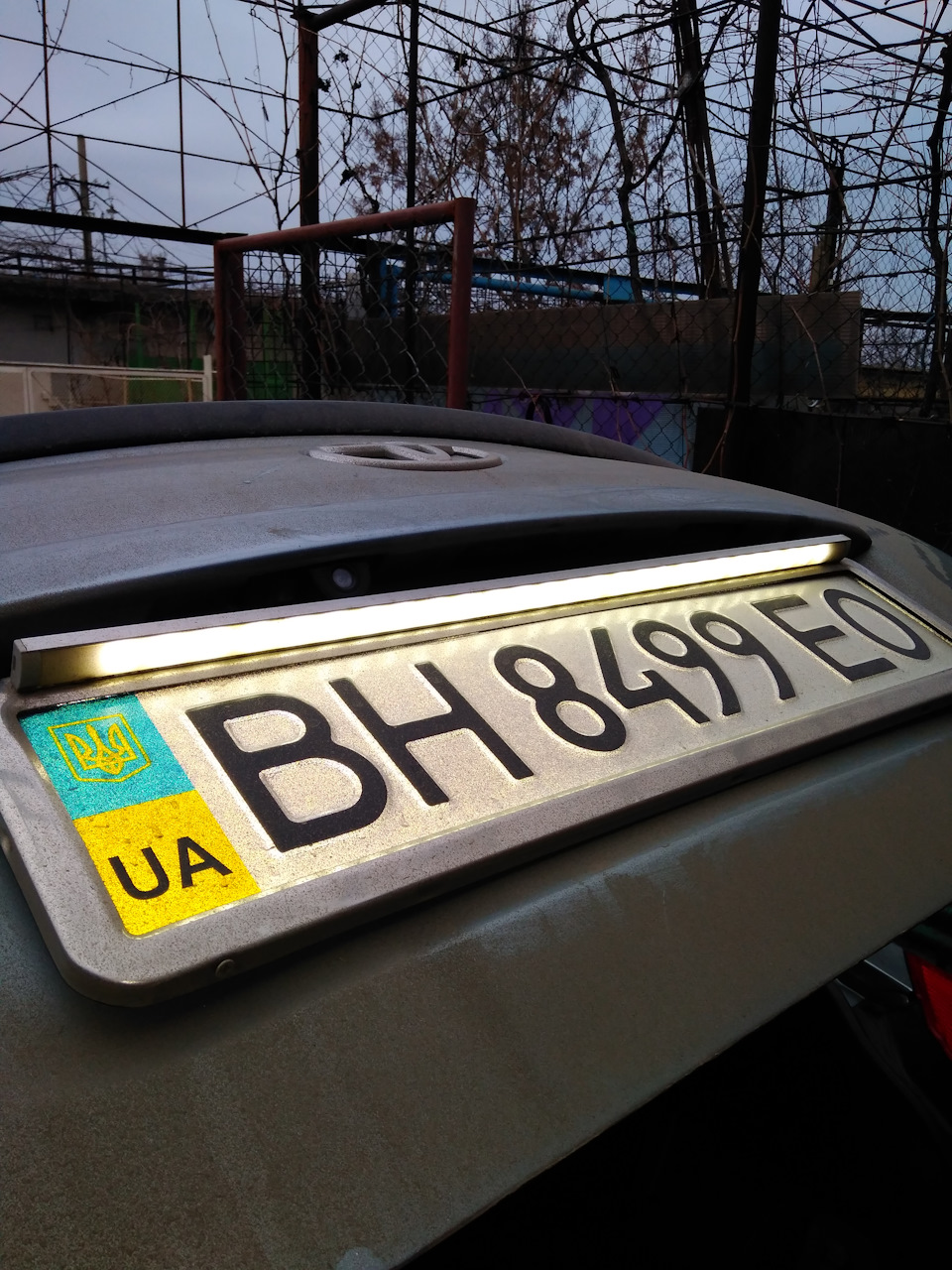 Камера заднього виду та підсвічування номера 1