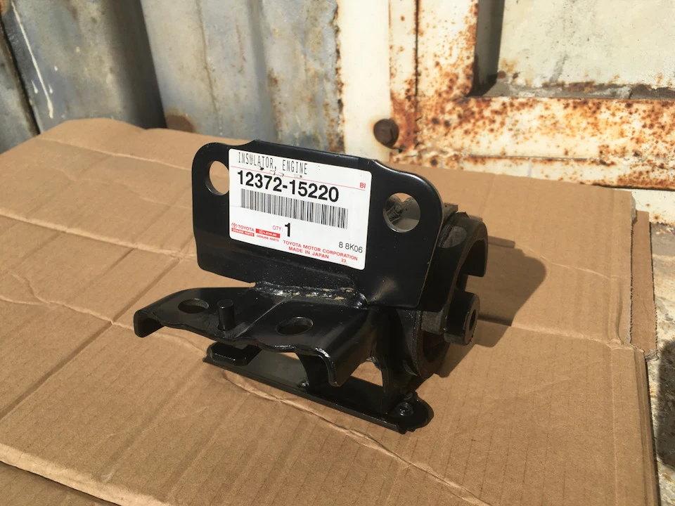 Опора двигуна ліва TOYOTA 12372-02140