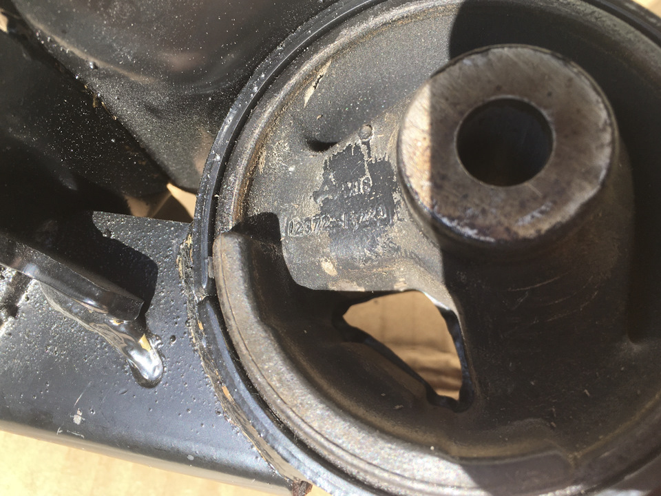 Опора двигуна ліва TOYOTA 12372-02140 4