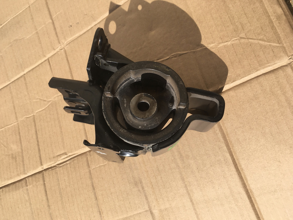Опора двигуна ліва TOYOTA 12372-02140 3
