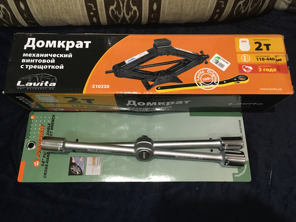 Укомплектовуємо: домкрат і колісний ключ 1