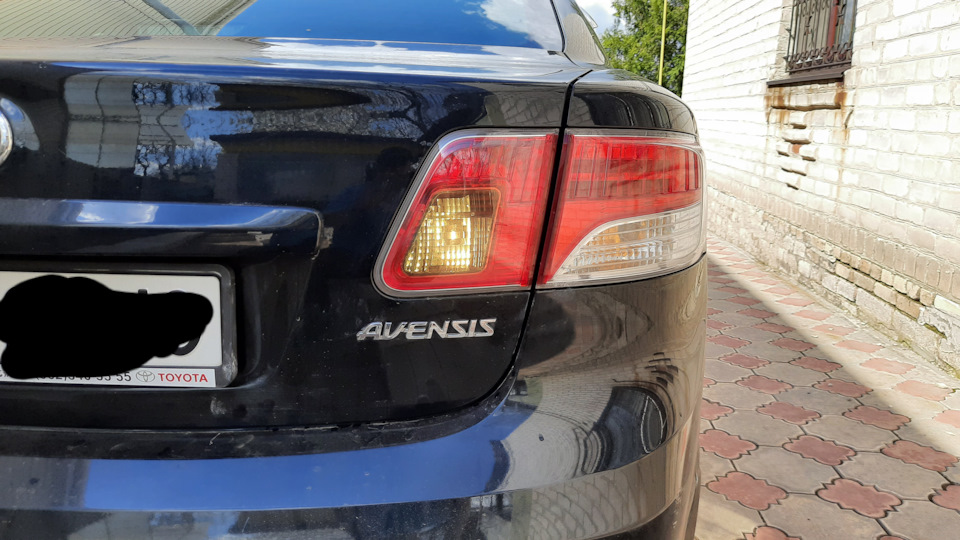 Встановлення камери заднього виду Avensis T27 5