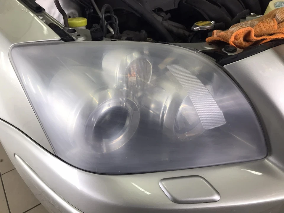 Deteleng in front of the headlights
