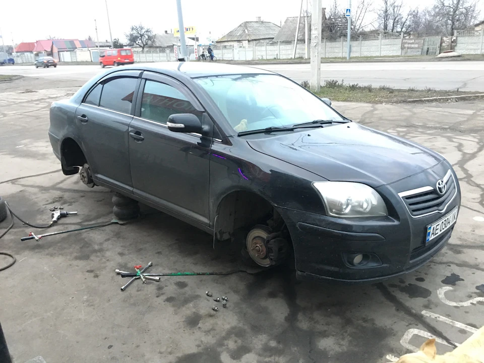 На калюжах по трасі машину несе