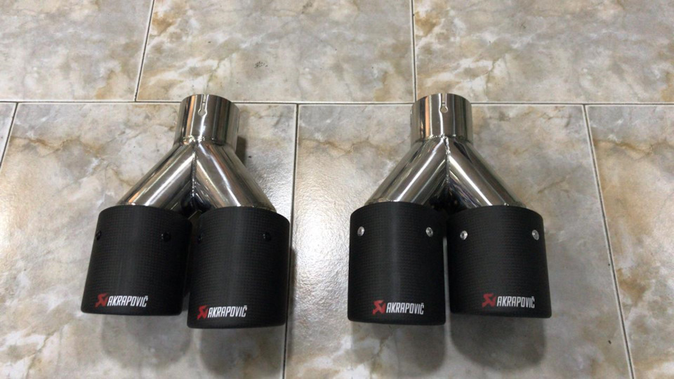 Карбонові насадки Akrapovic Style MT216 1