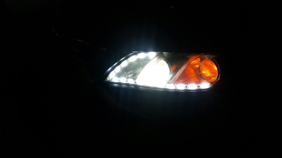 Біксенонові лінзи Hella 3R + Гнучкі Crystal LED Strip DRL з поворотником, що біжить 3