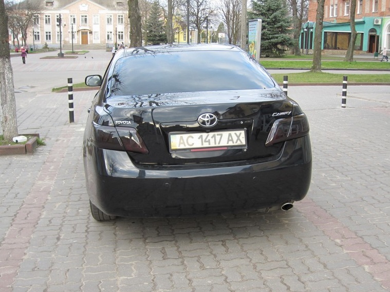Продам свої задні чорні ліхтарі на Камрі 40 2