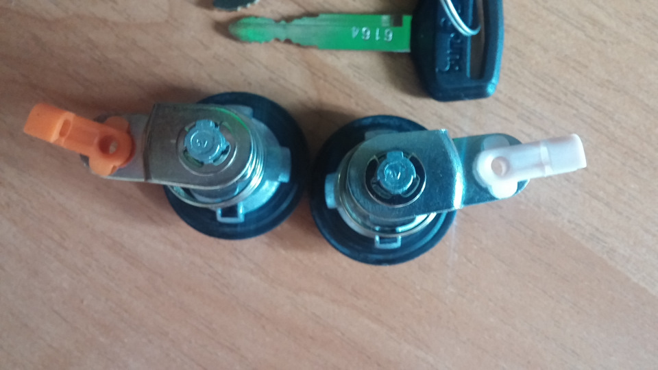 Замовив ключі із замками на дверях 4