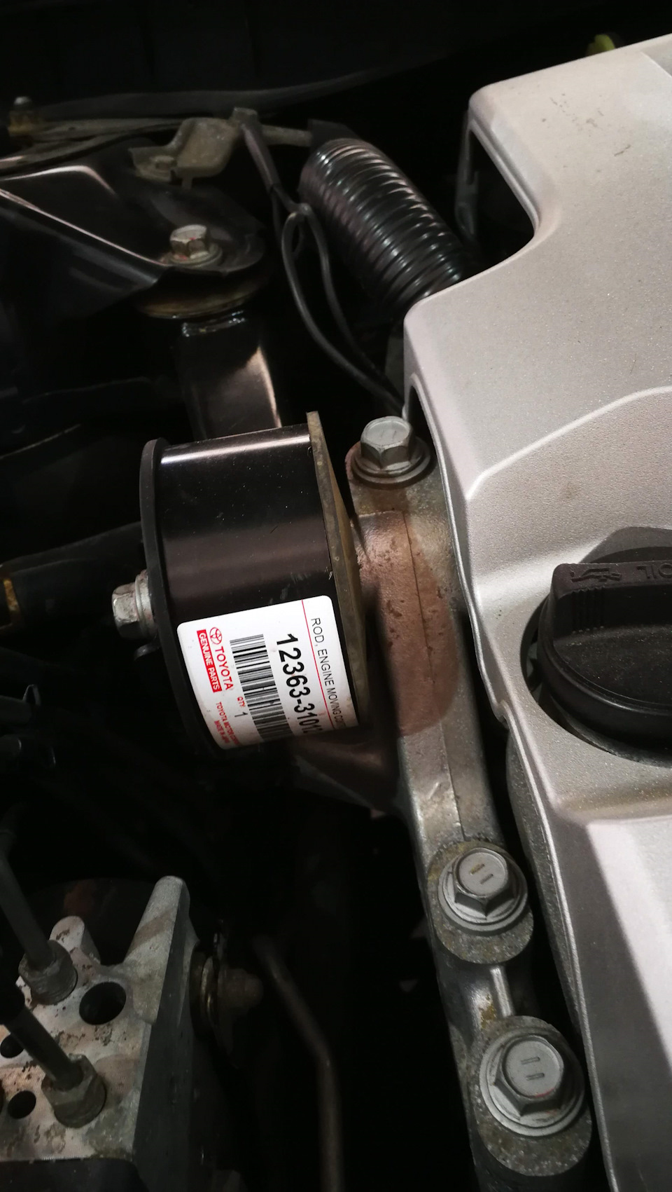 Заміна подушки двигуна, права верхня Toyota Camry 40 3