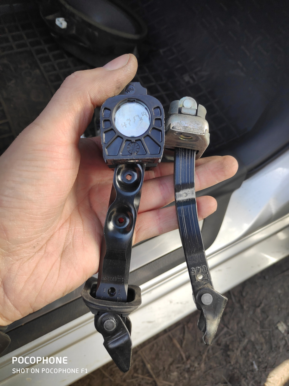 Camry 40 Обмежувач передніх дверей VAG 5J0837249C 2