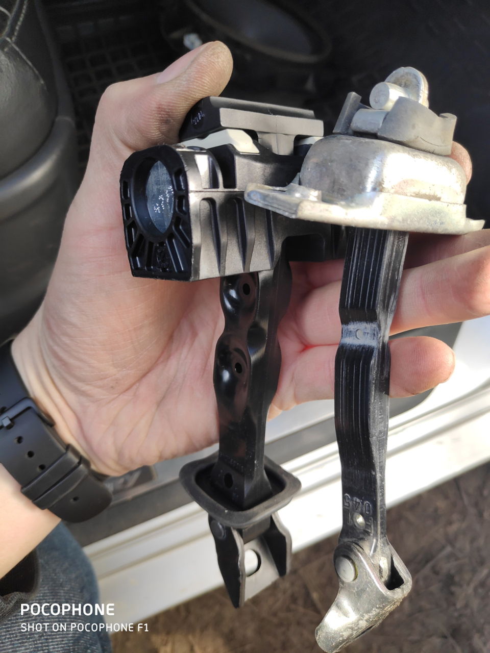 Camry 40 Обмежувач передніх дверей VAG 5J0837249C 3