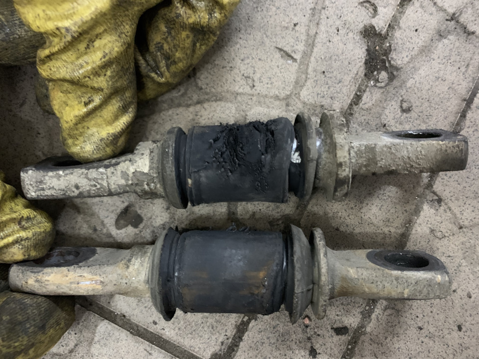 Camry 40 заміна сайлентблоків передніх важелів Daihatsu 4865587401 5