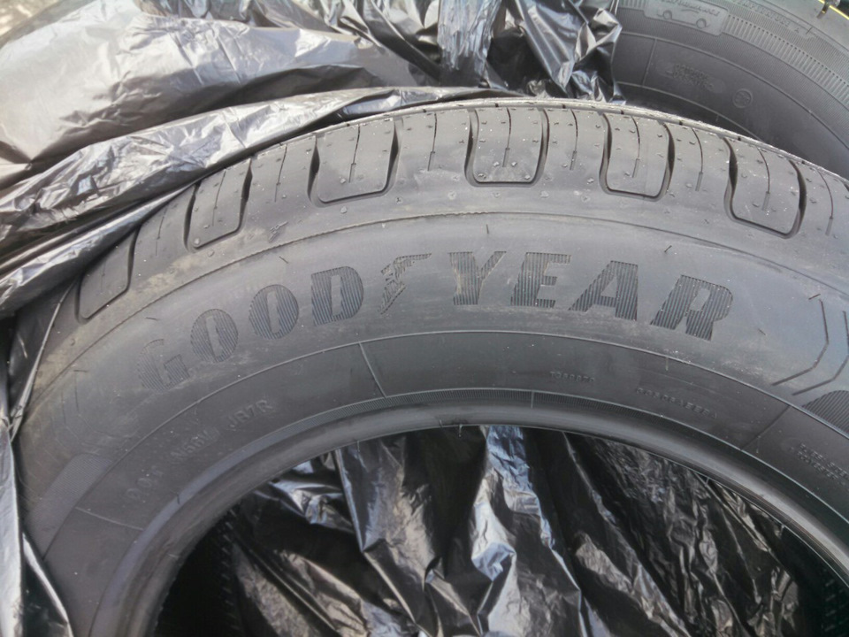 Goodyear EfficientGrip Perfomance 215/65 R16 2