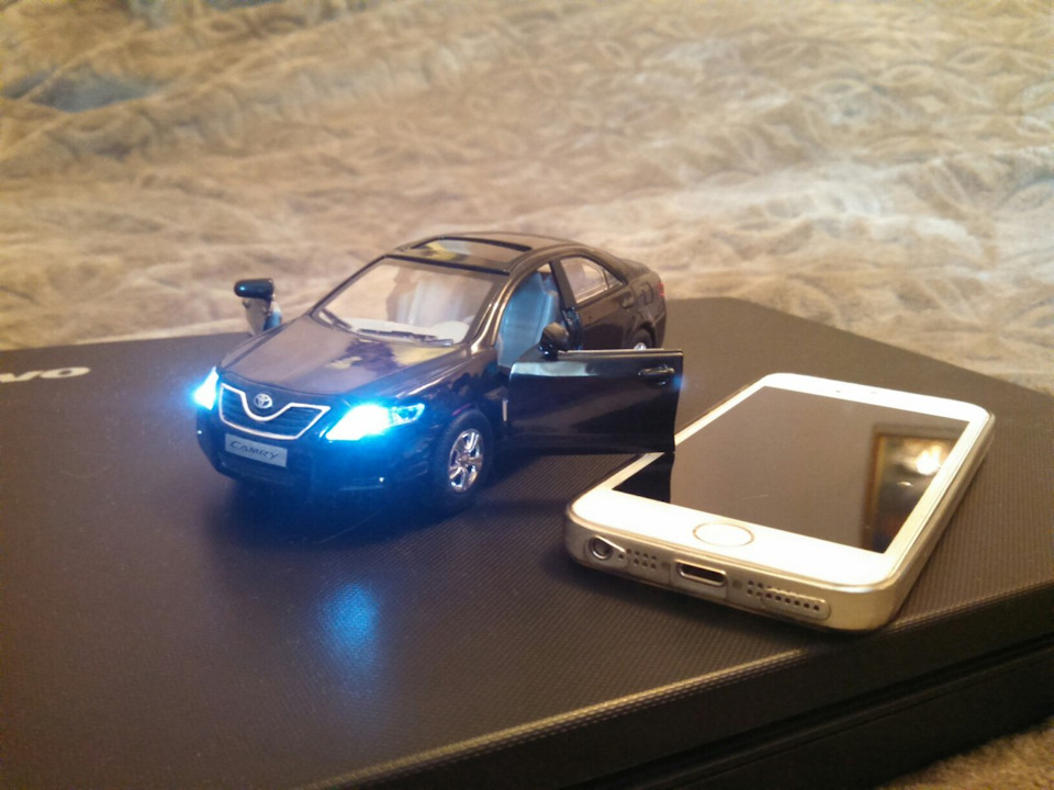 Масштабна модель Toyota Camry 1:32 3