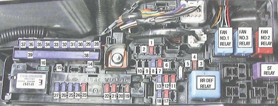 Блок реле та запобіжників Toyota Camry V40 з 2006 року випуску 5