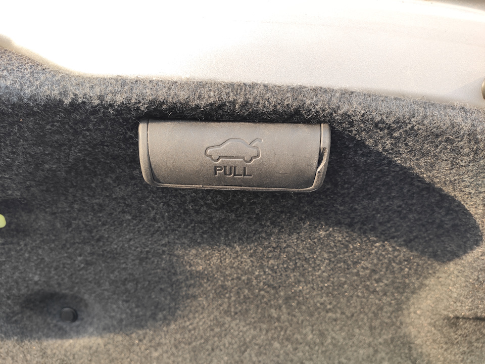 Ставимо ручку закриття багажника для Camry USA 4