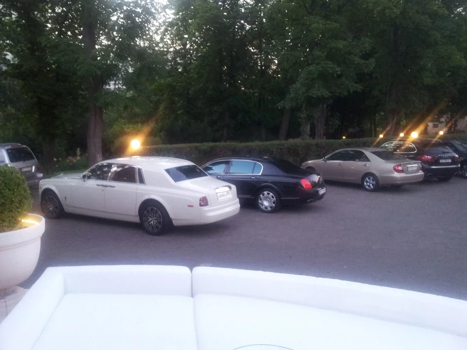 Rolls royce, Bentley, Toyota з Porsche осторонь по скромному.