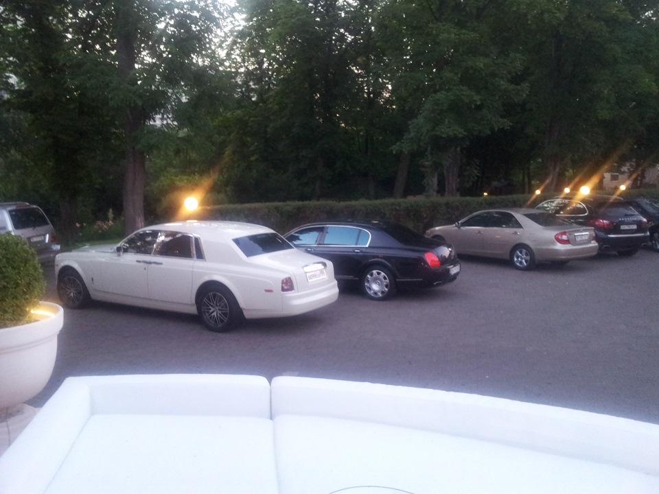Rolls royce, Bentley, Toyota з Porsche осторонь по скромному. 1