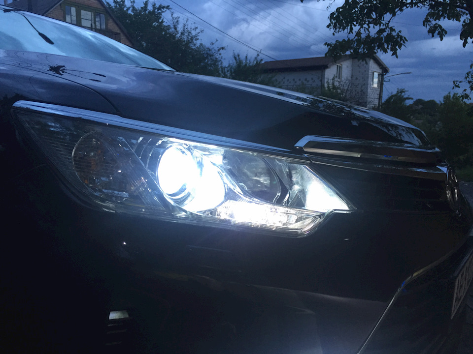 Xenon на Toyota Camry 55 у ближній та ПТФ. 1