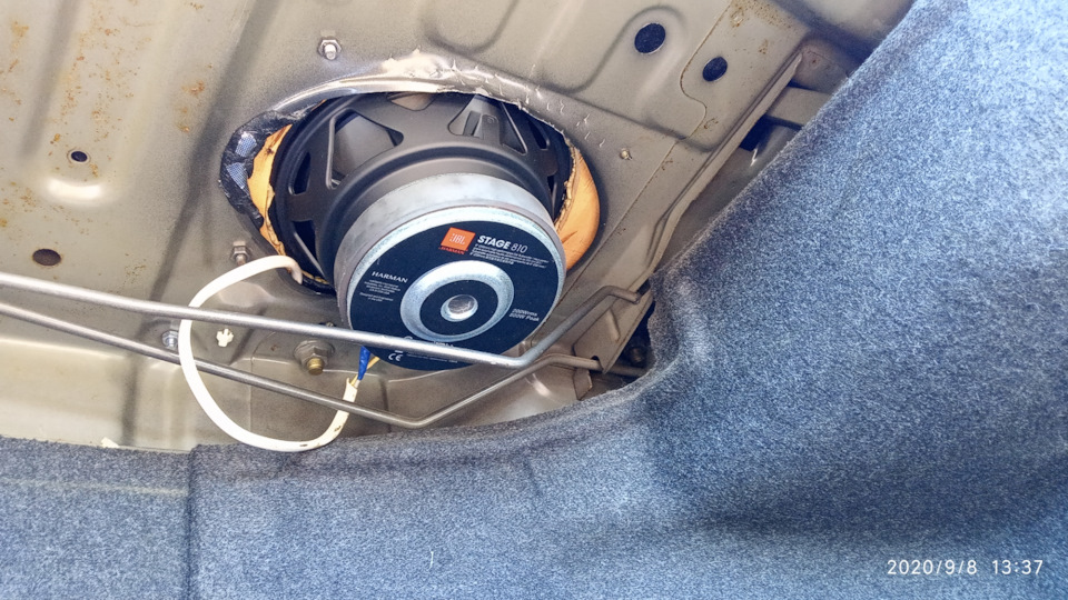 Притулив у задню полицю два JBL STAGE 810 4