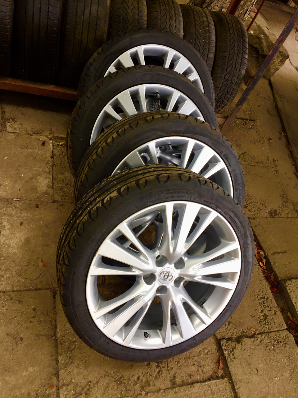 235/40 R19 на місці 1