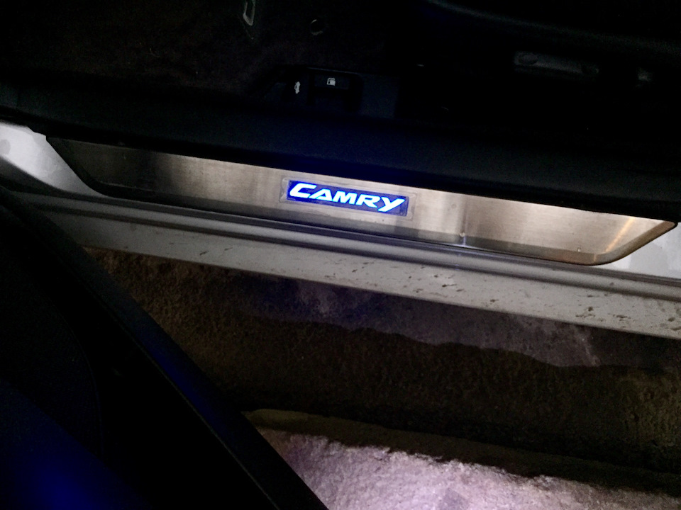Пороги з підсвічуванням Camry 1