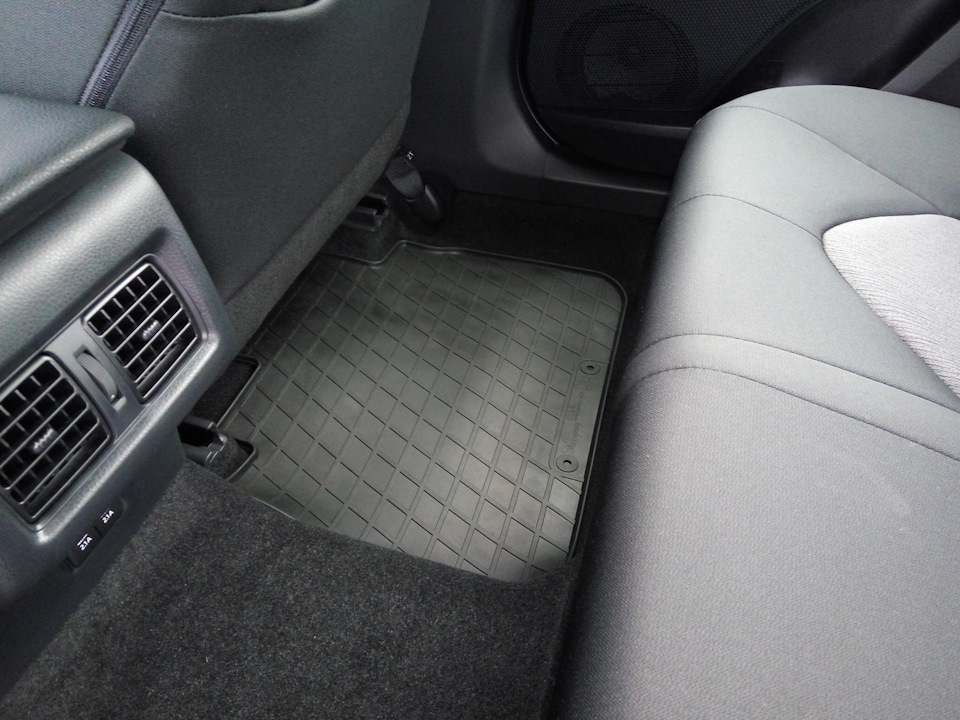 Гумові килимки Camry V70 3