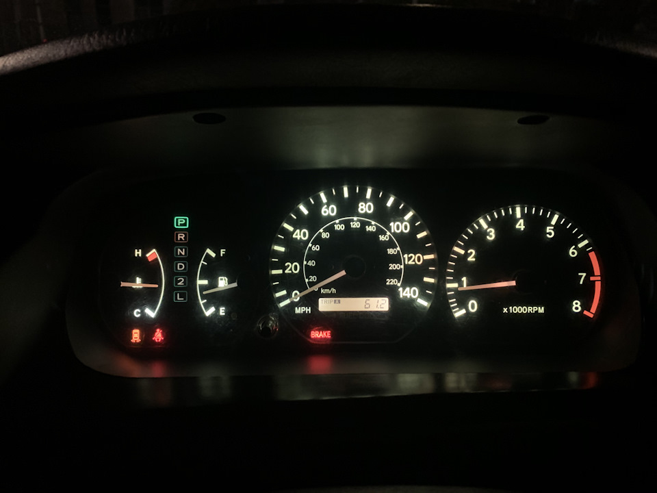 Пересвіт кнопок та приладки в салоні Camry 20 1
