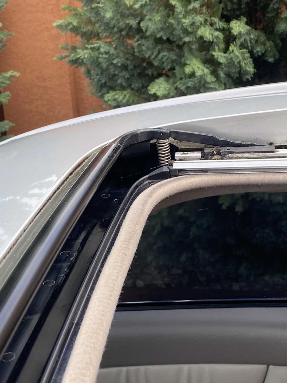 Чистка дренажів люка на Camry V30 4