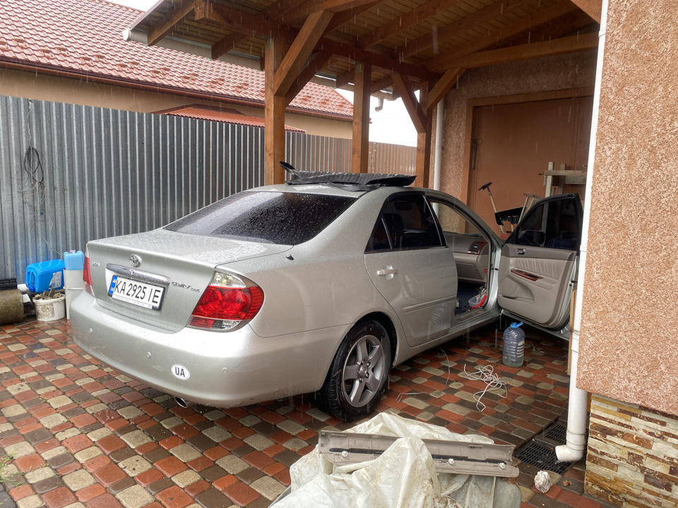 Чистка дренажів люка на Camry V30 1