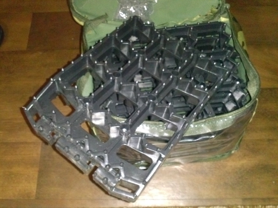 помічник у бруд і лід 2