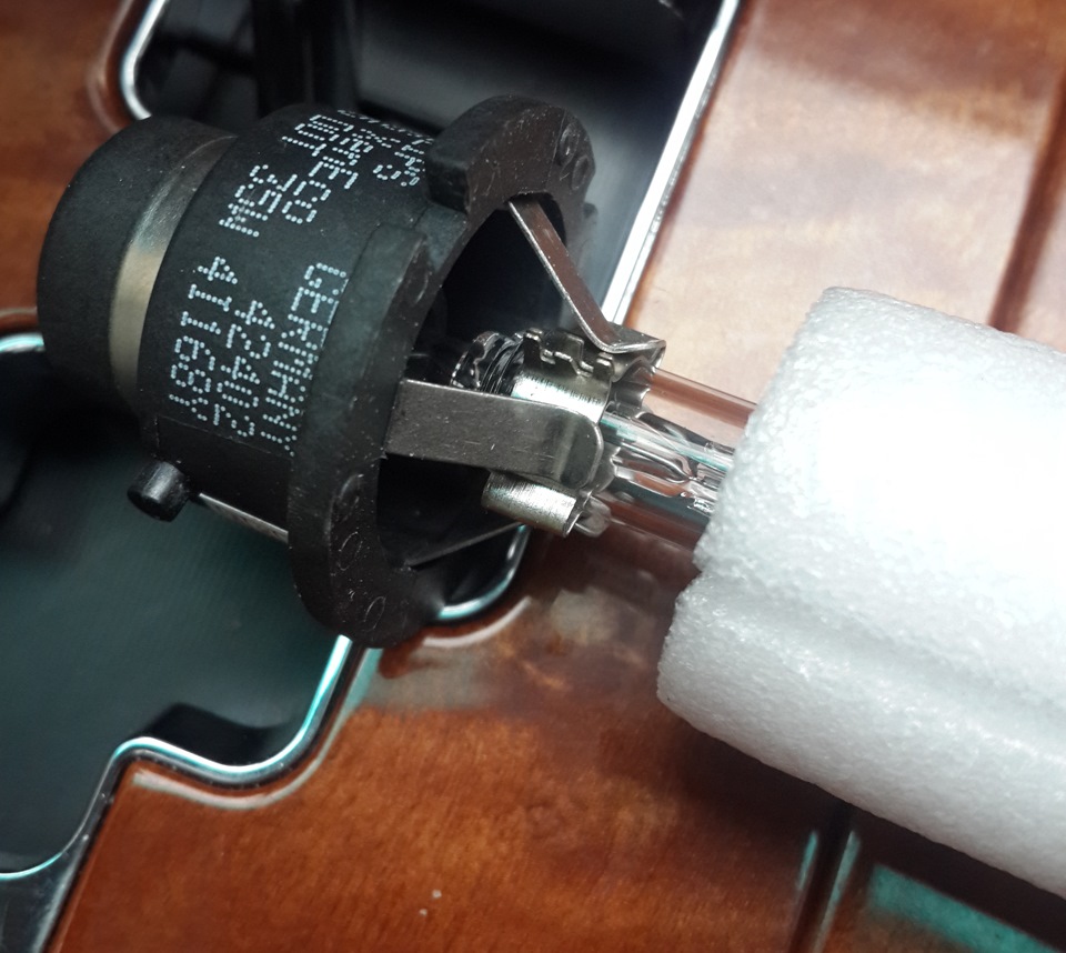 Підробний Philips D4S 3