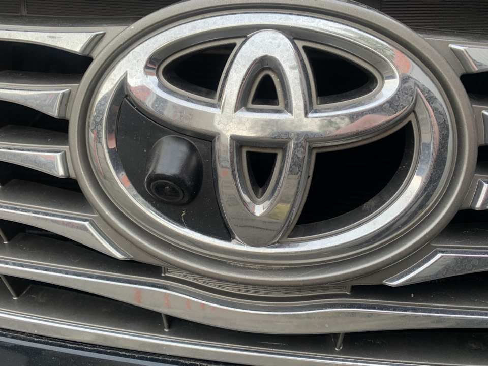 Передня камера в логотип Toyota 1