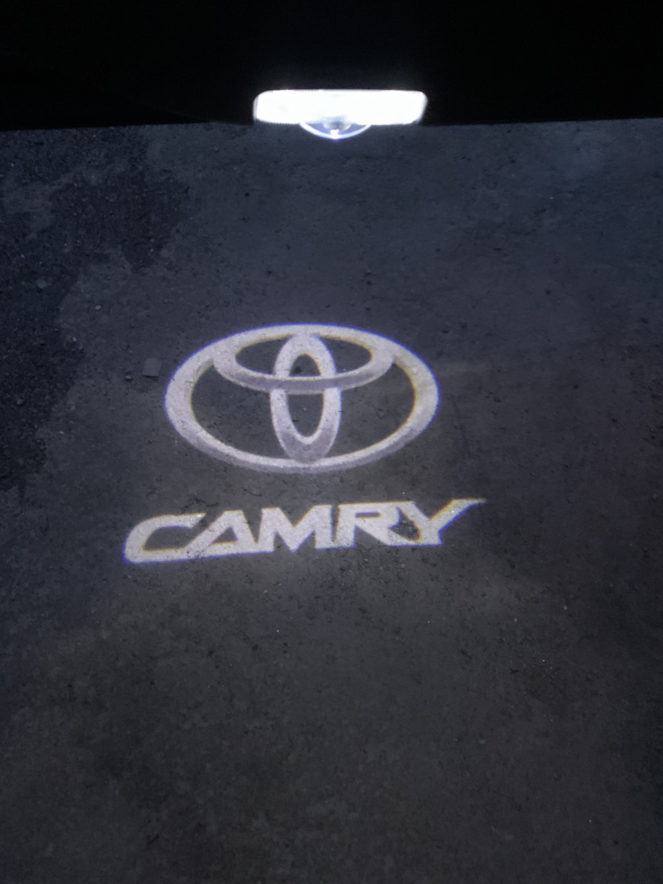 Підсвічування дверей з проекцією Toyota Camry 1