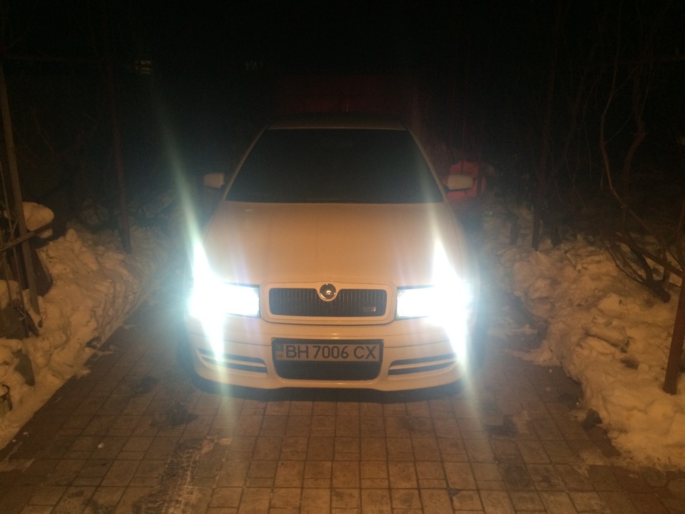 Новий білий кінь на прізвисько rs) 1