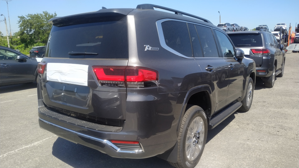 Land Cruiser 300 2