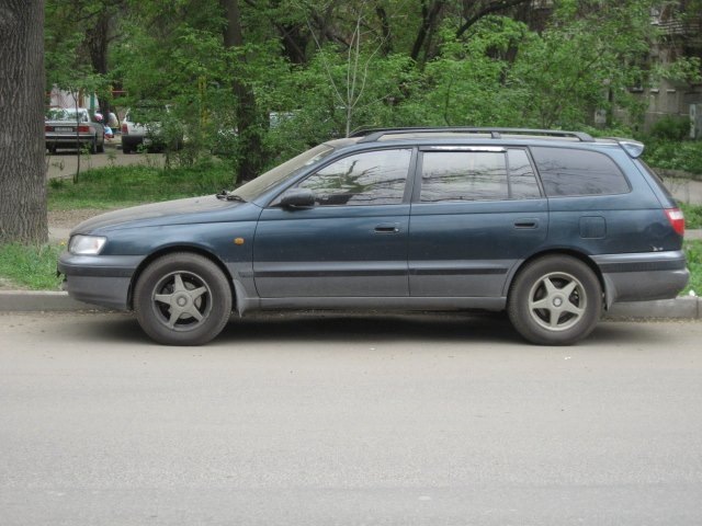 двері передні від Toyota Caldina (T190) 1