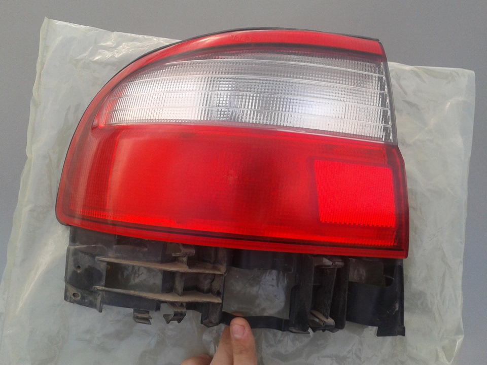 Куплю лівий ліхтар Toyota Carina E KOITO 3