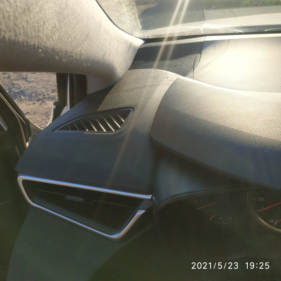 Хромовані вставки в панель 2