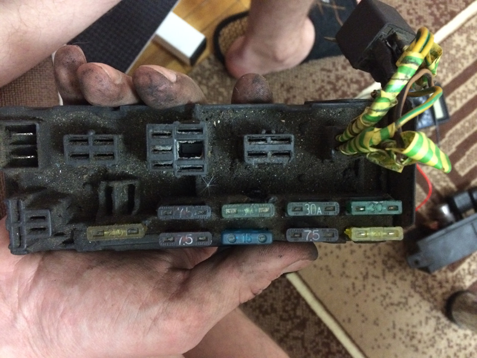Заміна блоку запобіжників 4