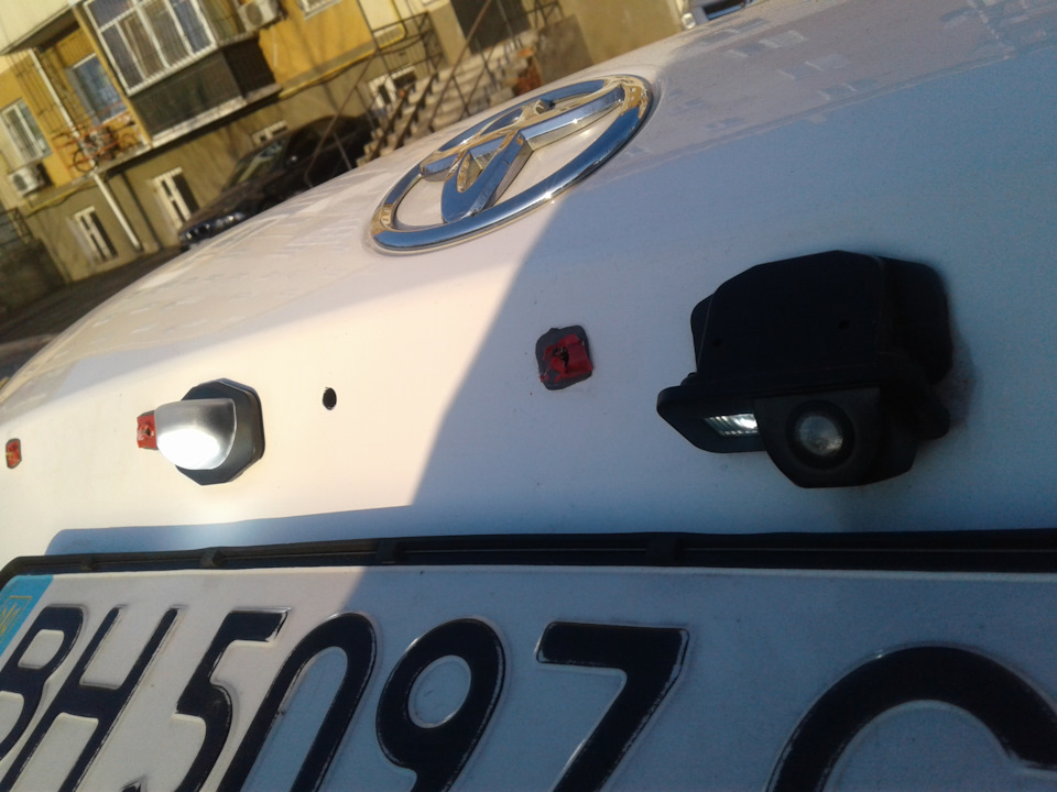 заміна плафона підсвічування номера 2