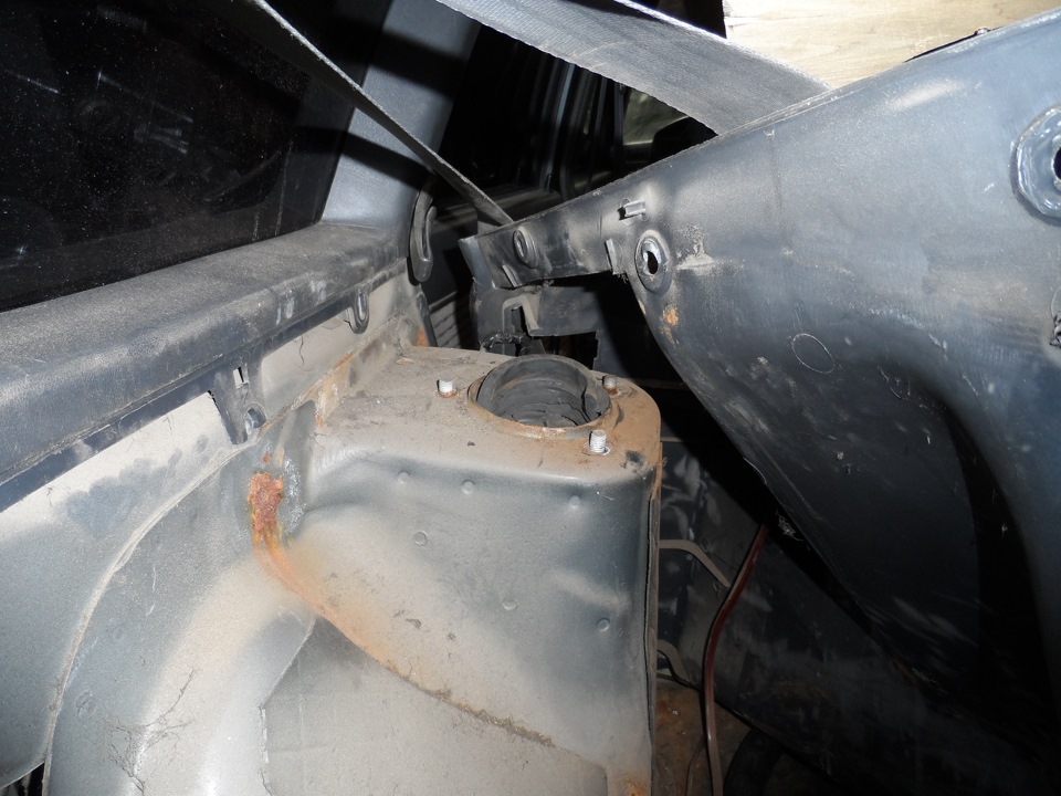 Заміна задньої верхньої опори амортизатора 5
