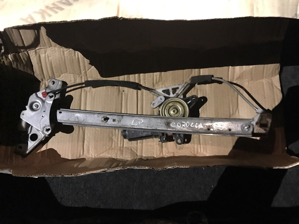 Склопідйомник передніх дверей водія. Toyota Corolla AE100 2