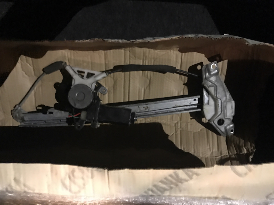 Склопідйомник передніх дверей водія. Toyota Corolla AE100 3