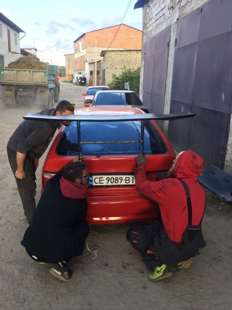 Встановлення спойлера і порогів на Toyota Corolla e100